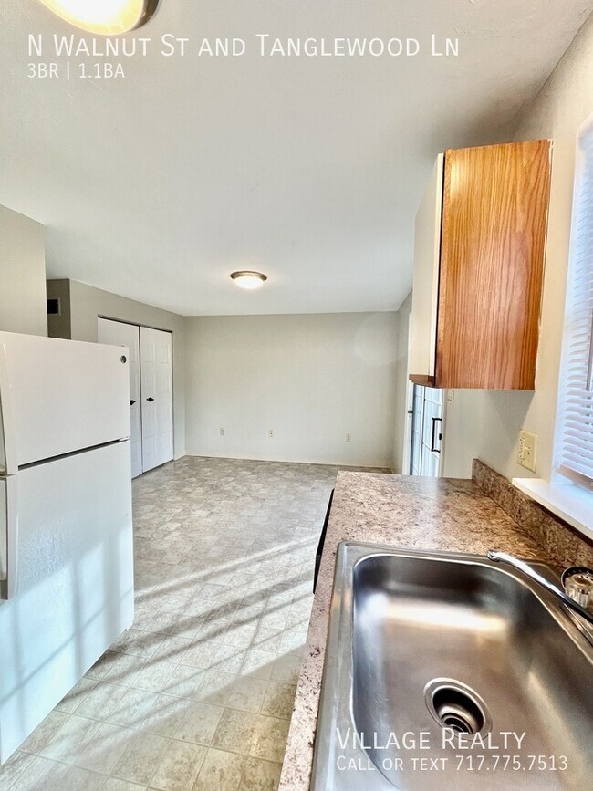 Building Photo - 492 N Walnut St