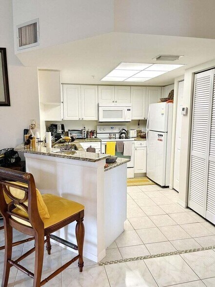Building Photo - 300 Crestwood Ct N