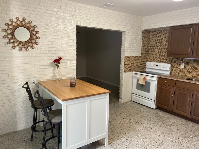 Building Photo - 1834 N 16th Ct