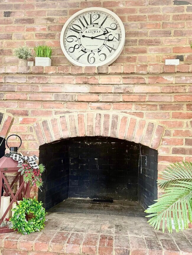 Building Photo - 2705 S Battlefield Blvd