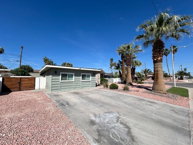 Building Photo - Mid-Century Modern Gem in Historic Paradise Palms!