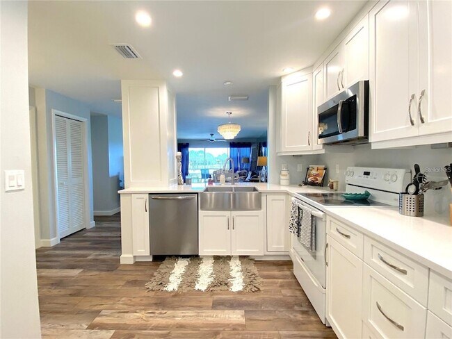 Building Photo - 7041 W Country Club Dr N