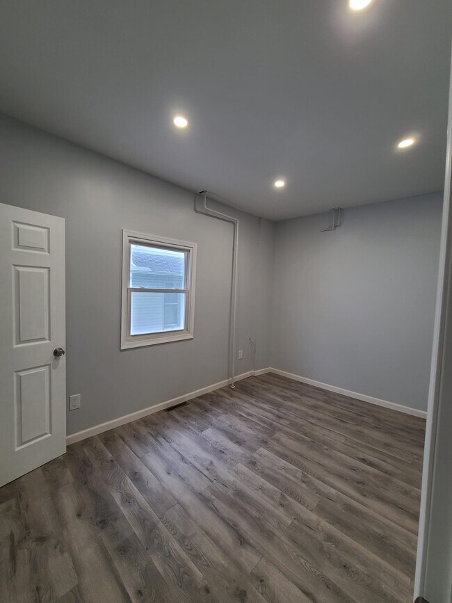 Building Photo - 266 Rutter Ave