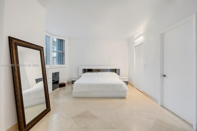 Building Photo - 300 South Pointe Dr