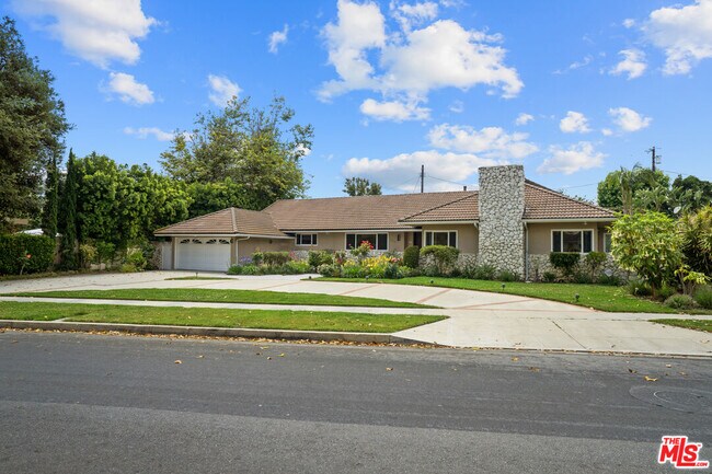 Primary Photo - 4315 Clybourn Ave