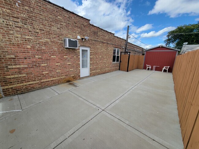 Building Photo - 6222 W Addison St