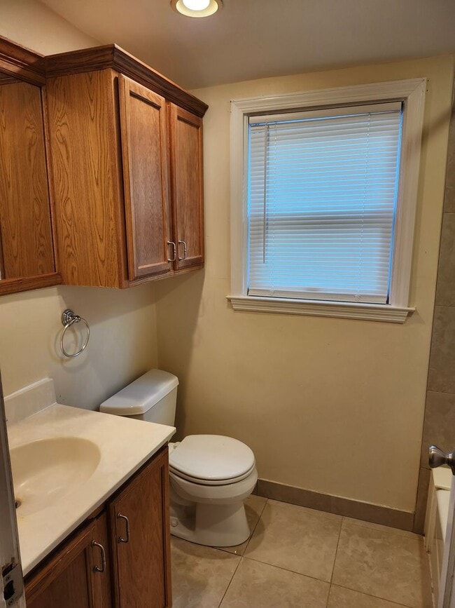 Building Photo - Recently renovated 3-bedroom, 1.5 bath twi...