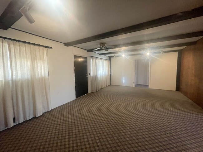 Building Photo - Large 4 Bed 2 Bath on Chapman DR