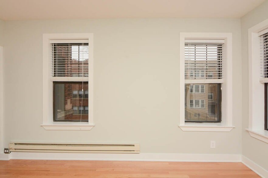 Building Photo - 4337 N Wolcott Ave