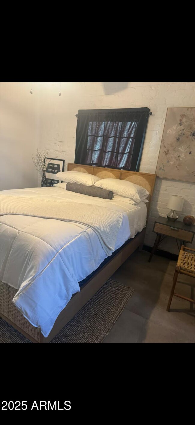 Building Photo - 1055 E Whitton Ave