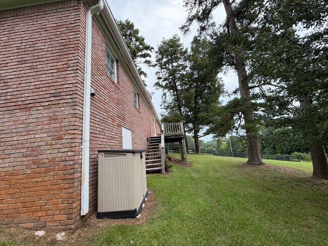 Building Photo - 19 Briarcliff Rd