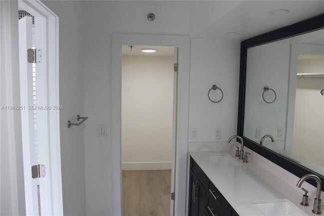 Building Photo - 955 Egret Cir