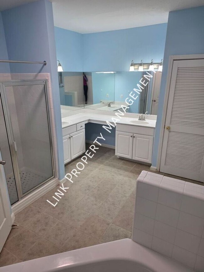 Building Photo - Beautiful One-Level Downstairs Condo in Prime Hamilton Place Location