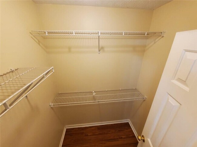 Building Photo - 5450 Twin Lakes Dr