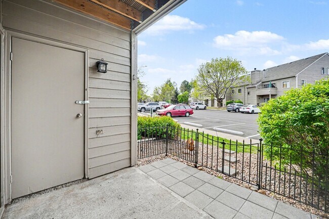 Building Photo - Updated 2 Bedroom 2 Bathroom Condo in Lakewood!