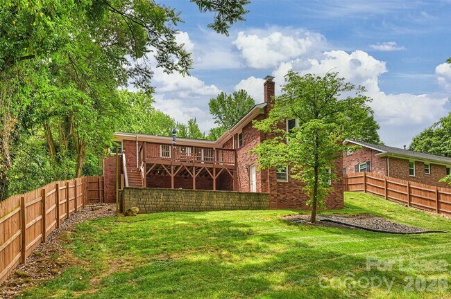 Building Photo - 2027 Wensley Dr