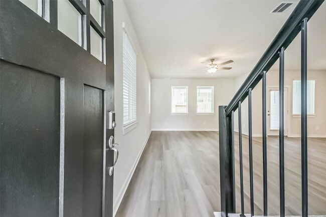 Building Photo - 583 Avisa Dr