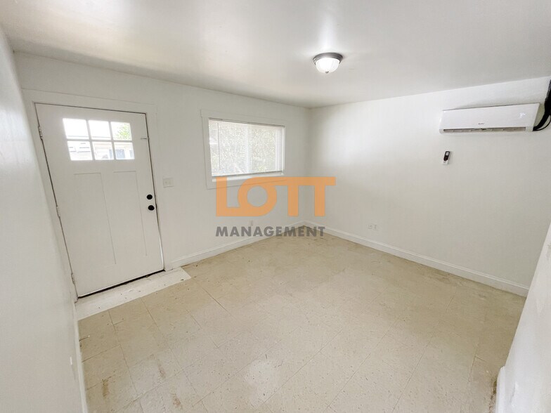 Building Photo - 10 Montis Dr