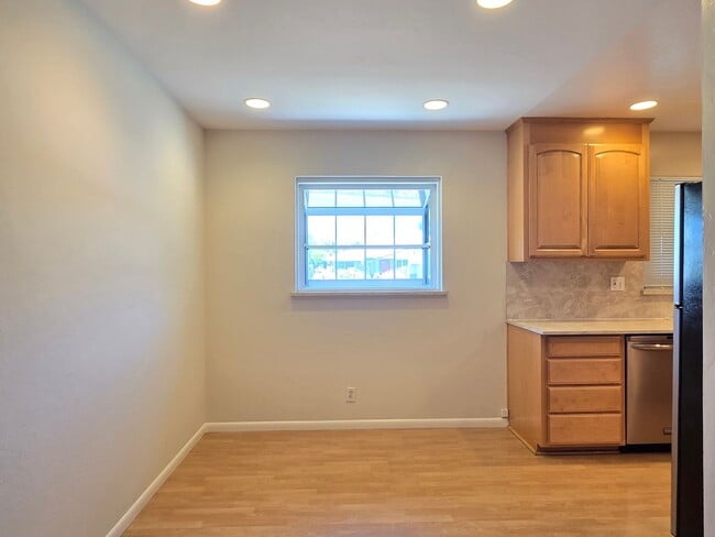 Building Photo - Spacious Split Level Home, Wood Floors, Fr...