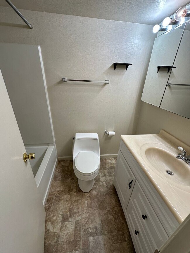 Building Photo - Cute and Cozy 1 Bedroom Condo in Gated Tim...