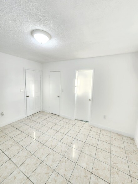 Building Photo - Buena Ventura