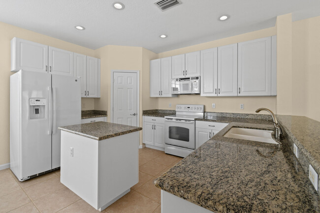 Building Photo - 147 Greenwich Cir