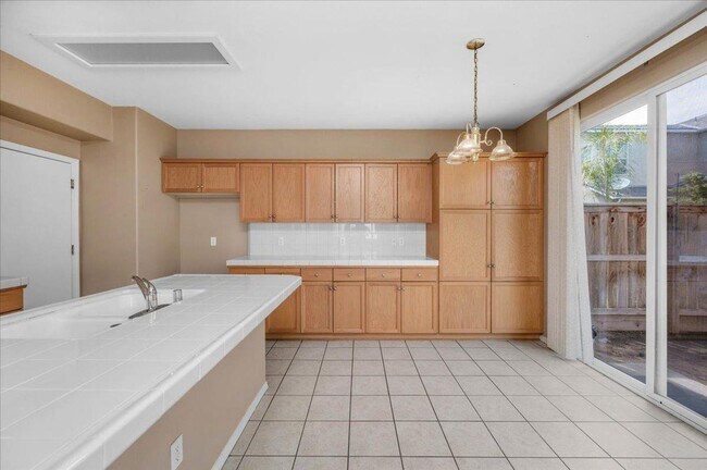 Building Photo - Spacious 4 Bedroom Home in North Clovis Gated Community