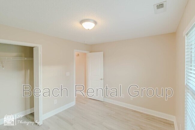 Building Photo - 246 Macarthur Dr