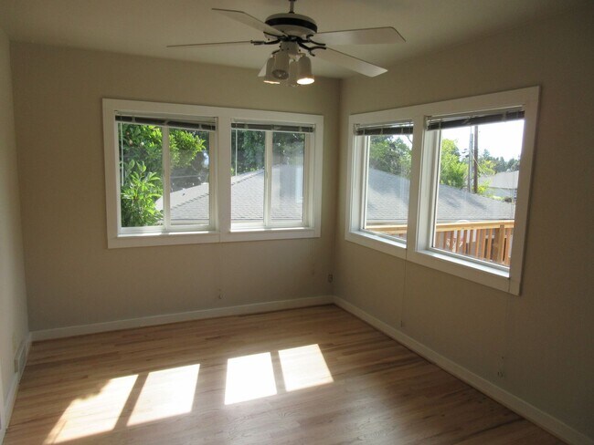 Building Photo - Mid-Century Four Bedroom in Candalaria