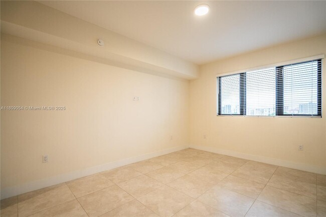 Building Photo - 1091 Galiano St
