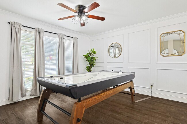 Building Photo - 967 Grand Central Pkwy