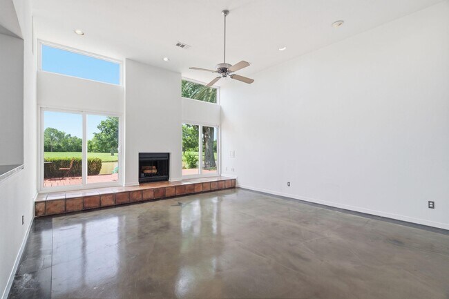 Building Photo - 2810 Lakeview Dr