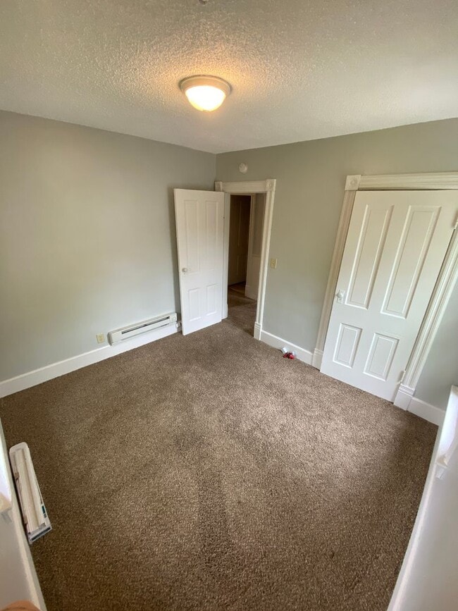 Building Photo - Newly Updated 2 Bedroom