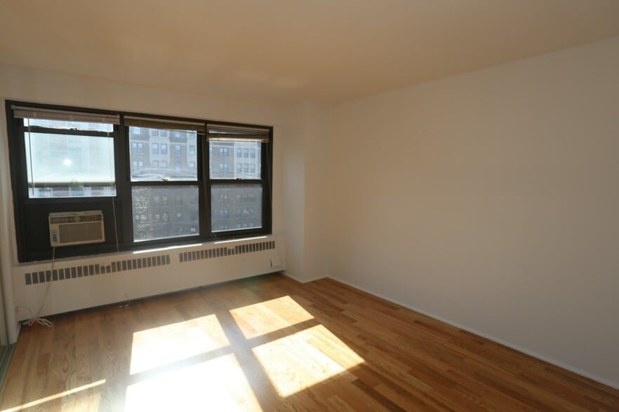 Building Photo - 6118 N Sheridan Rd
