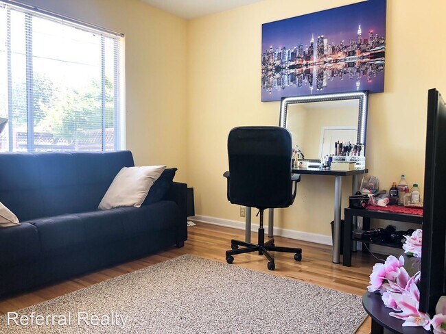 Building Photo - 3 br, 1 bath House - 653 N Baywood Avenue