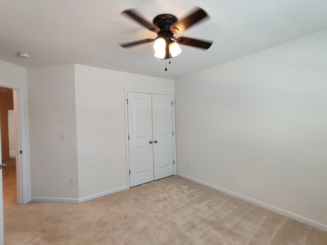 Building Photo - 4 Bedroom, 2.5 Bath Townhome in Savannah Townhomes