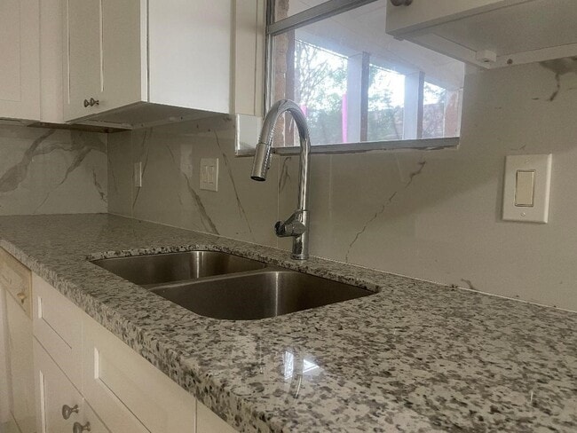 Building Photo - 2127 Woodland Springs St