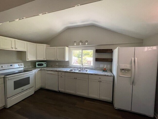 Building Photo - CHARMING UPDATED 1940'S COTTAGE IN HISTORIC COLONIAL VILLAGE IN S. KNOXVILLE!!!!!