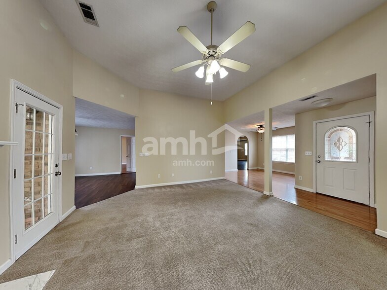 Building Photo - 2122 Creek Trail Dr