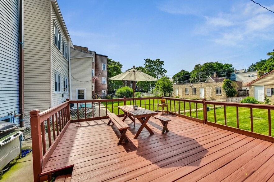 Backyard deck - 2554 W Winnemac Ave