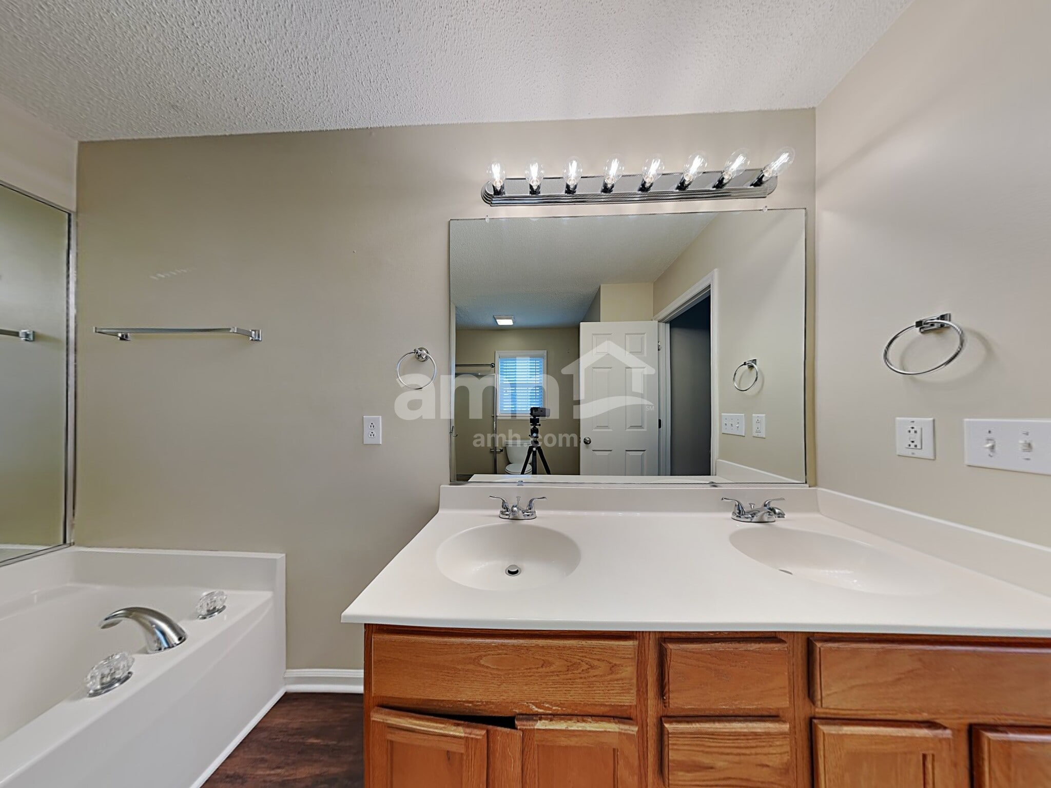 Building Photo - 5525 Bridgegate Dr