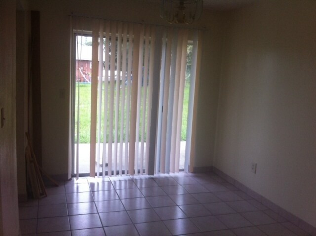 Building Photo - Beautiful  3 bedroom, 2 bath, 2 car garage...