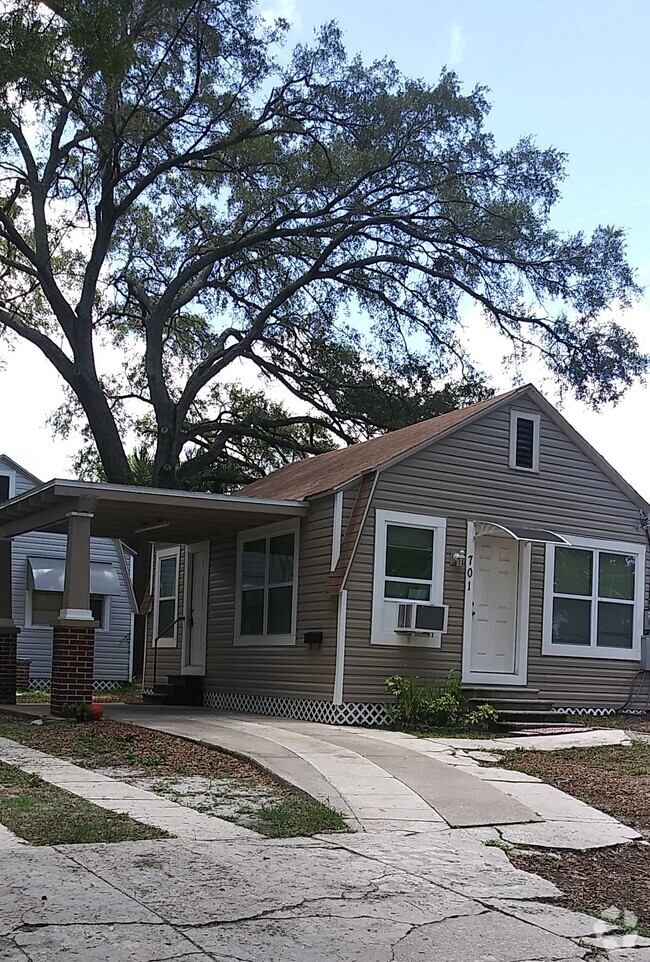 Building Photo - 701 E Hanlon St