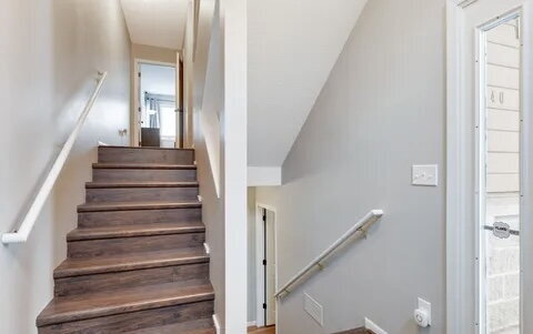 Building Photo - Chic Urban Living: Spacious 2-Bed Townhouse with Fireplace & Hardwood Floors on Kenwood Isles Drive!