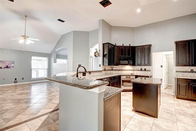 Building Photo - 18 Bonnaire Dr