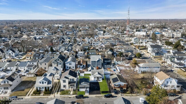 Building Photo - 1807 Laurel Terrace