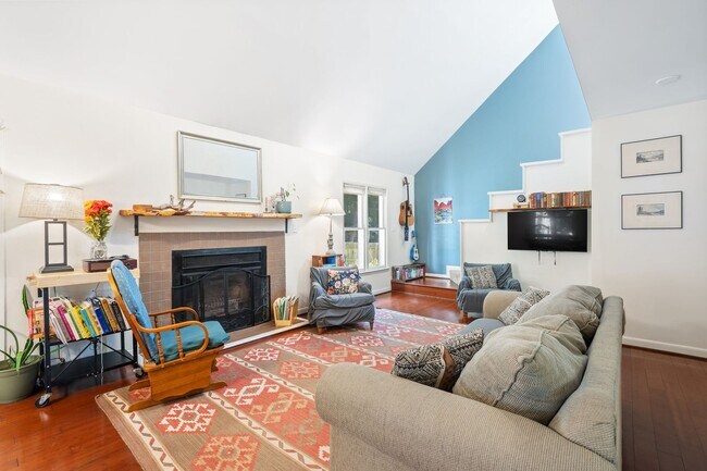 Building Photo - Charming 3br 2ba Saltbox Home in Peaceful,...