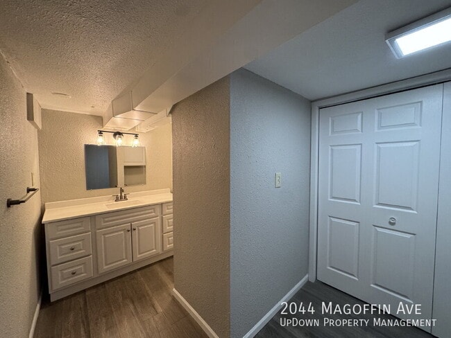 Building Photo - 2044 Magoffin Ave