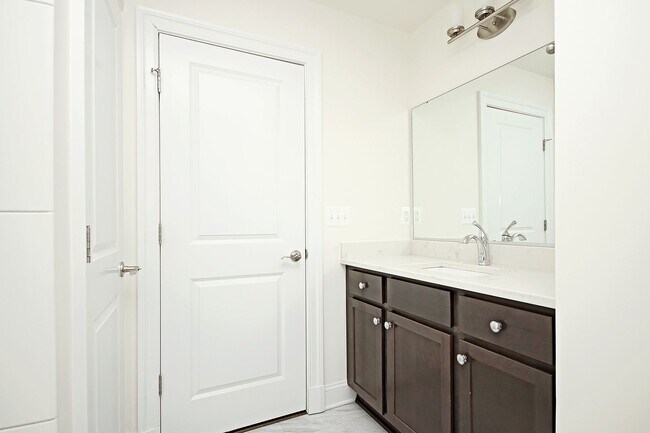 Building Photo - Light-Filled, Dog-Friendly Old Trail Townhome