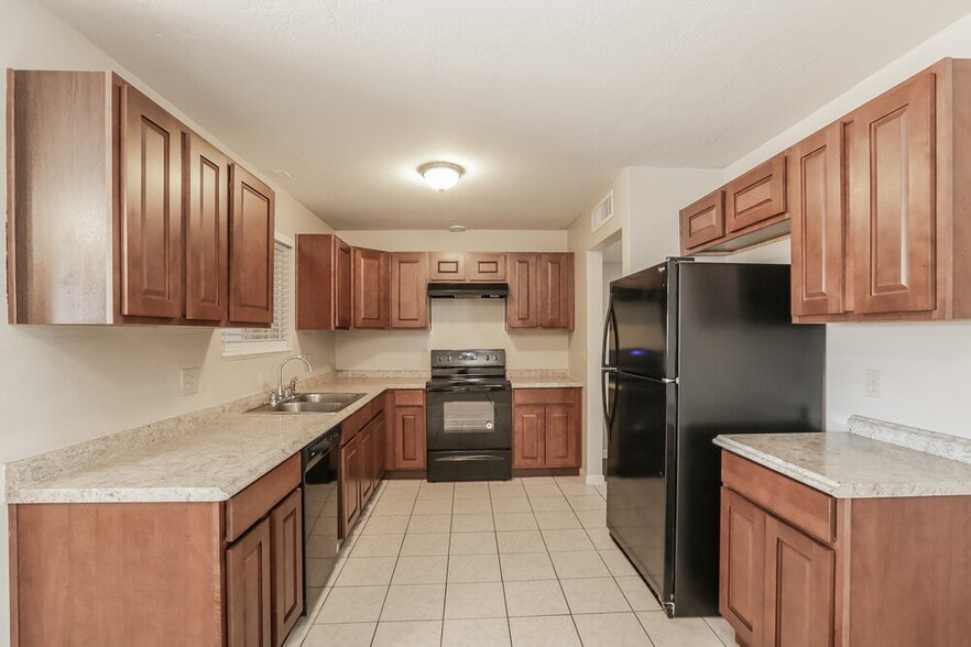 Building Photo - 1544 E Clover